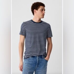 🔹 Men’s Gap Striped T-Shirt – Navy & White | Size Medium | Short Sleeve